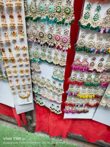 Causal earrings