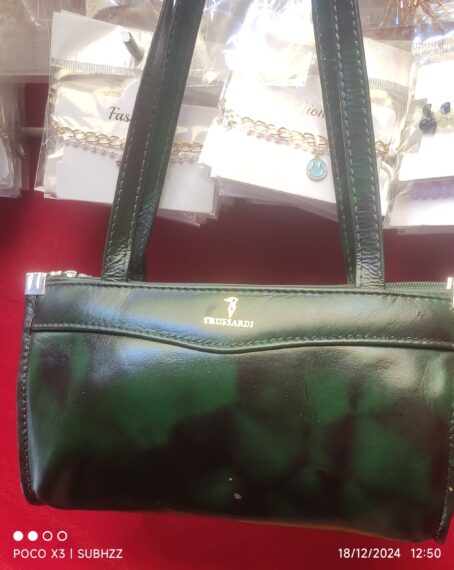 Leadher green hand purse