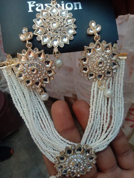 white necklase