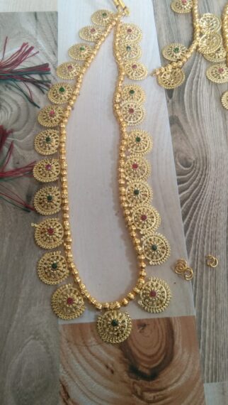 Necklace glossy
